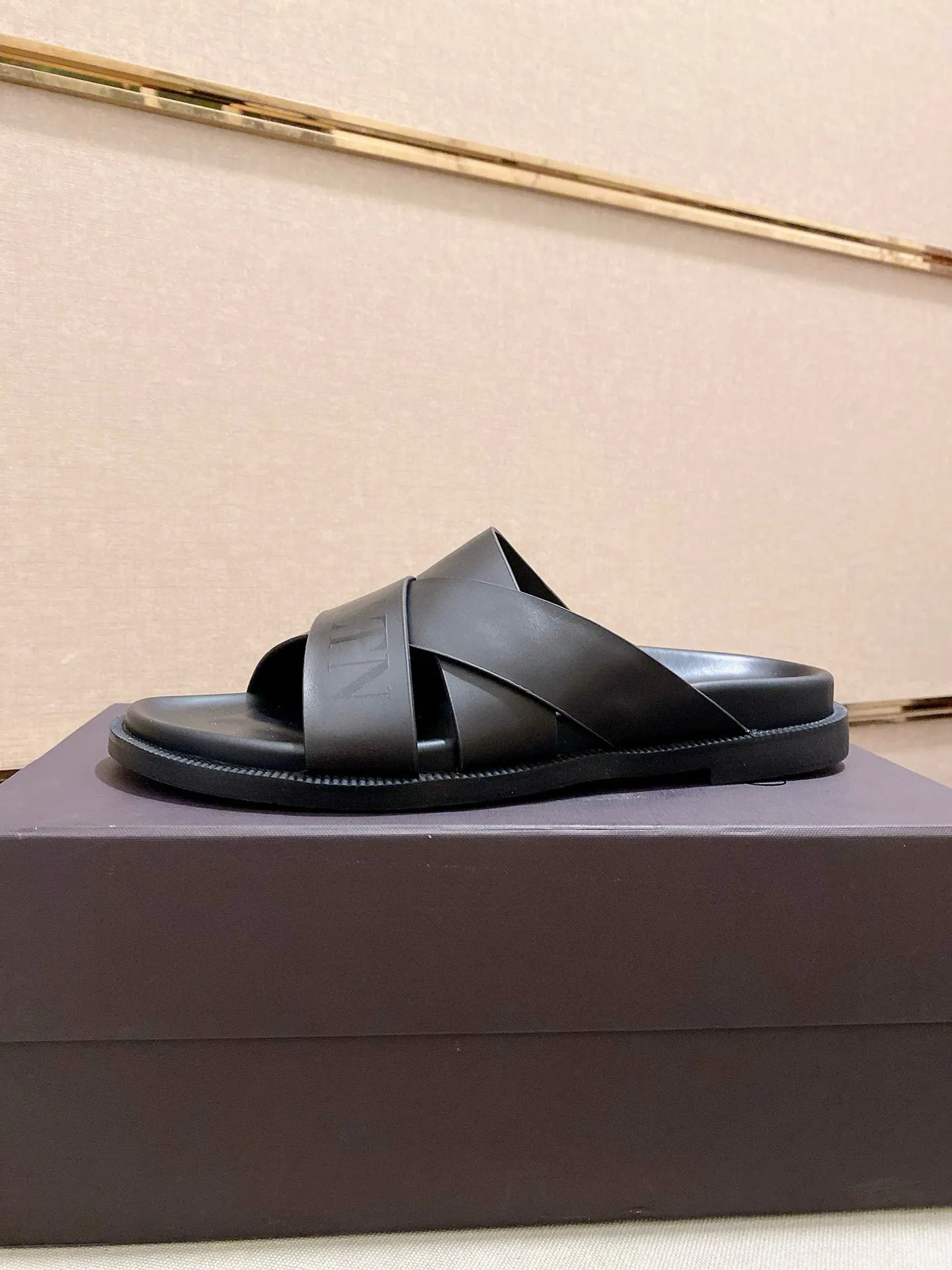 Men's shoes💰: 440💰[Valentino] New men's boutique slippers, counter quality, classic plaid, the actual workmanship is quite complex🔰The uppers are made of imported fabrics➕🐑Sheepskin lining, which tests the craftsman's craftsmanship➕original PU outsole. Size: 38-44 (45 can be customized, non-refundable)
